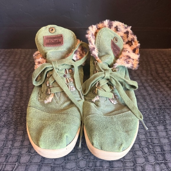 TOMS Canvas Chukka High-Low Ankle Boot Shoe Green Faux Leopard Fur Lined
US 10 - Picture 1 of 11